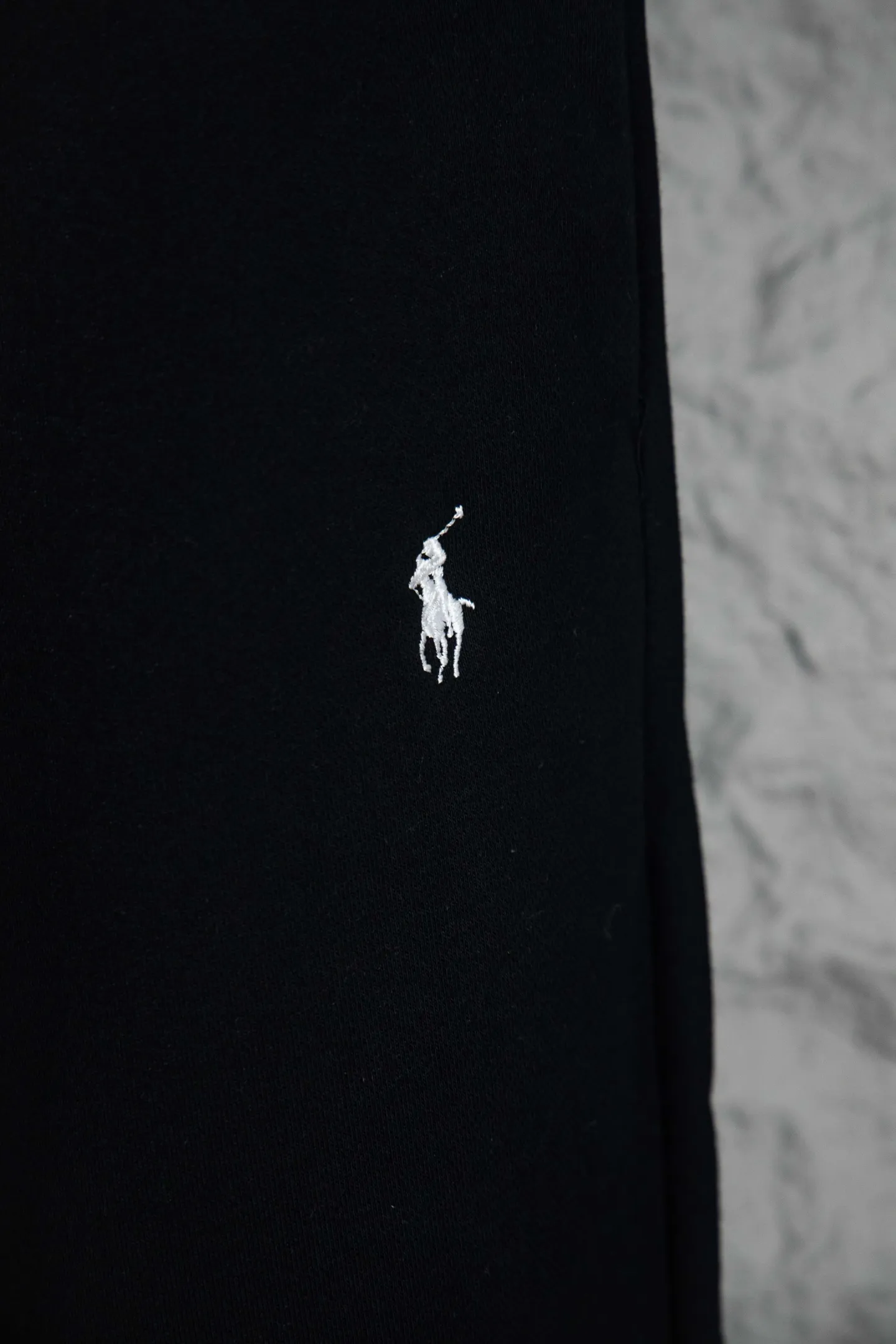 🅿️200 Style No.: M211 Ralph Lauren Ralph Lauren suit sweatpants. Pure cotton treated with anti-static technology. Does not stain dust and has no loose hair. The elastic waist is used with a drawstring. Very body-friendly. The cotton is comfortable and soft. The upper body is casual and free. Regular beveled double pockets on both sides. The white brand logo on the left trouser leg collides with the black of the trousers. Although it is small, it is quite recognizable. The brand adds a young and fashionable atmosphere to the original sense of luxury. It can be called a cold-proof weapon. A simple base layer is enough to resist the severe cold, making it more fluffy and warm. Color: Gray, Black, Navy SIZE: S-XL